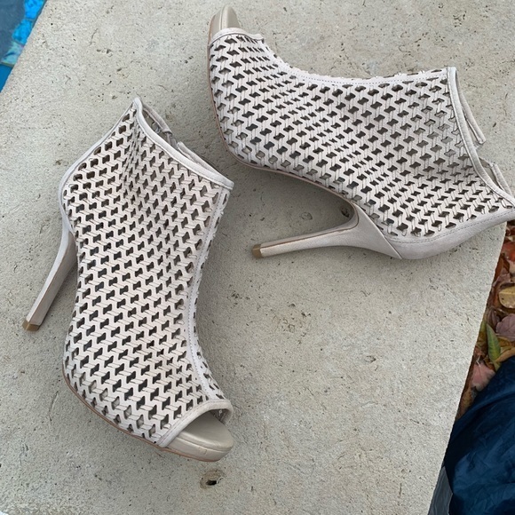 Gianni Bini 5 inch stiletto, open toe, booties, cream beige color in size 8 1/2 - Picture 9 of 12